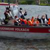Ein Ausflug auf dem Feuerwehrbootb– natürlich mit vereinseigenen Kinderschwimmwesten.