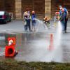 Ausgerüstet mit eigenem Kinder-Feuerwehrhelm werden die ersten Übungen an der Feuerwehrspritze gemacht. Ausgerüstet mit eigenem Kinder-Feuerwehrhelm werden die ersten Übungen an der Feuerwehrspritze gemacht.