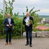 Altlandrat Eberhard Nuß wurde aus dem Vorstand des Landschaftspflegeverbandes Würzburg verabschiedet. Zum Nachfolger wurde Landrat Thomas Eberth (links) gewählt. Mit auf dem Bild die neue Geschäftsführerin Lena Priesemann.