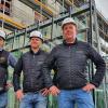 Die "Helden der Baustelle": Ein Film-Team im Auftrag des Fernsehsenders DMAX begleitete einen Tag lang die Montagearbeiten auf einer Münchner Baustelle. Krzysztof Lutecki (von links nach rechts), Teamleiter Montage, Steffen Scholz, Montageleiter, und Martin Pagel, Objektleiter, von der Bastheimer Firma Seufert-Niklaus erklärten die Vorgehensweise und die eingesetzten Maschinen.