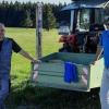Wegewart Martin Brenner (links) und Thomas Zehe waren unterwegs, um die Wanderwegemarkierungen für unterschiedliche Wegekategorien zu erneuern.