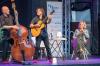 Evangelos Fitros und Klaus Wolf von Redpack mit Nicole Staudinger auf der MainLit-Bühne