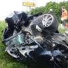 Nur noch Schrottwert hat der BMW, der am Donnerstagnachmittag bei Ottendorf verunglückte. Die drei Insassen konnten sich eigenständig befreien und wurden nur leicht verletzt.