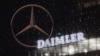 Einen Mercedes  (Symbolfoto) fuhr ein bislang unbekannter Täter auf einem Parktplatz in Hofheim an. 
