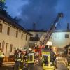 Einsatzkräfte der Feuerwehr löschen den Brand im Tierheim Wannigsmühle.