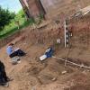 Grabungsleiter Ion Crain-Sachelaru und Assistentin Maria Nedou vom Büro für Ausgrabung und Dokumentation Heysen in Schwarzach bei der Arbeit zwischen Kirche und Dorfgemeinschaftshaus. Die Archäologen vermuten, dass die Skelette aus dem 16. Jahrhundert stammen.