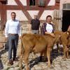 Hans-Jürgen Regus, Vorsitzender des Zuchtverbandes für Gelbvieh in Bayern, Abteilung Nürnberg, Bezirkstagspräsident Armin Kroder, Museumsleiter Herbert May und die Landwirte Nicole Hammel und Gerhard Enßner (von links) vom Fränkischen Freilandmuseum freuen sich über die Übergabe des Jungochsenpaares Fritz und Hanni.