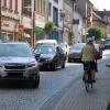 Entgegen der Einbahnstraße zu radeln, ist in der Kissinger Straße in Hammelburg erlaubt. Weil es wegen parkender Autos eng zugeht, weichen viele Radler auf den Gehsteig aus.   