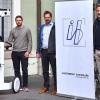  Übergabe des Trolleys am Campus Röntgenring (von links): Theresa Meyer (FHWS), Fabian Roth, Dr. Andreas Wagner, Claus Fischer (alle Angermeier Ingenieure) und Prof. Daniela Wenzel (FHWS)