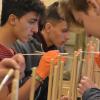 Am Anfang des Projektes der Höchberger Mittelschule stand das Bemalen der Drumsticks in der Werkstatt von Fuchs Gerüstbau in Eisingen. Am Anfang des Projektes der Höchberger Mittelschule stand das Bemalen der Drumsticks in der Werkstatt von Fuchs Gerüstbau in Eisingen.