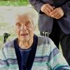 Zum 95. Geburtstag von Klara Eckstein gratulierte unter anderem Bürgermeister Michael Hombach im Garten der Heroldstiftung unter dem schattigen Pavillon.