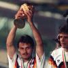 Weltmeister 1990: Olaf Thon reckt den Pokal in die Höhe. Weltmeister 1990: Olaf Thon reckt den Pokal in die Höhe.