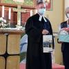 Dekan Roth gratuliert Helgard Reinert zum Jubiläum als Kirchenpflegerin der Evangelischen Kirchengemeinde Lohr.  Kirchengemeinde Lohr.