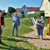 Auch der eineinhalbjährige Konstantin genießt in Begleitung seiner Mama Stefanie Korn die Spielmöglichkeiten auf dem neuen Spielplatz. Bauhofleiter Thomas Siebert, Viktor Scheider vom Bauamt und Bürgermeister Wolfgang Lampe (von links) gaben den Platz nun offiziell frei.