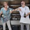 Hans Gebert freut sich über seinen Gewinn, drei Flaschen edlen Pineaus, ein Aperitif aus der Gegend von Fléac, den Maria Luise Thein überreichte.