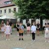 Schulleiter Frank Stäblein (hinten Mitte) freute sich mit seinen jungen Talenten über das schöne Sommerkonzert im Kloster Wechterswinkel.