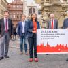 Im Bild Oberbürgermeister Christian Schuchardt (Zweiter von links), Vorsitzender des Stiftungskuratoriums mit den Sparkassenvorständen Bernd Fröhlich (Dritter von rechts) und Jens Rauch (rechts) sowie weiteren Vertretern des Stiftungskuratoriums bei der Scheckübergabe.