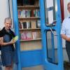 Abwechslungsreiche Literatur kostenlos und rund um die Uhr bietet die Gemeindebücherei auf dem Schulplatz in der Mittelsinner Schmökerzelle. Die Büchereileiterinnen Karolina Ommert (links) und Maritta Krosta versuchten die Idee umzusetzen, Bürgermeister Peter Paul (rechts) organisierte ein ausgedientes Telefonhäuschen und eine Schreinerei baute Regale.