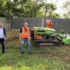 Auch moderne Technik kommt zum Einsatz. Der Mähroboter ist für steile Böschungen und Hänge wichtig und dient auch der Sicherheit der Straßenwärter, hier an der Stadtgrenze zu Würzburg mit Landrat Thomas Eberth (links), André Schlereth, Dienststellenleiter der Straßenmeisterei Ochsenfurt, und Thomas Rossmann an der Mähraupe. Auch moderne Technik kommt zum Einsatz. Der Mähroboter ist für steile Böschungen und Hänge wichtig und dient auch der Sicherheit der Straßenwärter, hier an der Stadtgrenze zu Würzburg mit Landrat Thomas Eberth (links), André Schlereth, Dienststellenleiter der Straßenmeisterei Ochsenfurt, und Thomas Rossmann an der Mähraupe.