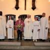 Beim Dankgottesdienst zum 50-jährigen Dienstjubiläum (von links): der senegalische Priester Abbé Moise Seck, Jubilarin Cäcilia Kager, Pfarrer i.R. Ewald Thoma, Pastoralreferent Gregor Froschmayr und zwei Ministrantinnen.