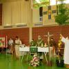 Alle 15 Kirchengemeinden des künftigen Pastoralen Raums Bergtheim-Fährbrück haben Fürbitten formuliert. Pastoralassistentin Lucia Böhnel (rechts) hängte die Bitten an einen Baum, der demnächst als Symbol für das Wachsen und Gedeihen gepflanzt wird. Alle 15 Kirchengemeinden des künftigen Pastoralen Raums Bergtheim-Fährbrück haben Fürbitten formuliert. Pastoralassistentin Lucia Böhnel (rechts) hängte die Bitten an einen Baum, der demnächst als Symbol für das Wachsen und Gedeihen gepflanzt wird.