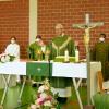 Dekan Pfarrer Helmut Rügamer zelebrierte mit seinem pastoralen Team den Begegnungsgottesdienst. Links symbolisiert eine Tafel die bunte Vielfalt der Kirchengemeinden, der Baum rechts soll das Wachsen und Gedeihen verdeutlichen.