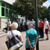An der Grund- und Mittelschule erläuterte Bürgermeister Oliver Schulze den mitradelnden Bürgerinnen und Bürgern die Argumente für einen Schulneubau auf der gegenüberliegenden Dachsgrube.