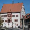 An der Fassade des Historischen Rathauses in Dettelbach nagt der Zahn der Zeit. Wie genau die Sanierung aussehen soll, muss der Stadtrat am Montag entscheiden.
