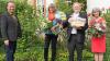 Blumensträuße und viele gute Wünsche gab es von Bürgermeister Christian Keller (links) für Ulrike Ludwig-Denecke, Horst und Ruth Schneider.
