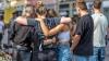 Junge Menschen trauern am Samstag gemeinsam am Barbarossaplatz in Würzburg.
