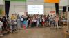 Die Spendenaktion „Weltradeln“ fand ihren Abschluss mit Ehrungen in der Aula des Johann-Schöner-Gymnasiums in Karlstadt. Mit teilnehmenden Schülern der Karlstadter Schulen sind auf dem Foto vertreten (hinten, von links) Lucas Klopf (Sponsor Raiffeisenbank Main-Spessart), Uwe Breitenbach (Förderschule), Andreas Stein, Florian Schlereth (jeweils JSG) und auf dem Fahrrad Maria Hisch (DAHW).