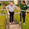 Der neue Barfußpfad des Alloheim Seniorenzentrums „Mainbrücke“.
