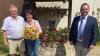 Das Foto zeigt Brunhilde und Josef Scheller mit Bürgermeister Matthias Bielek, der Glückwünsche der Stadt zur Goldenen Hochzeit überbrachte.