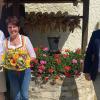 Das Foto zeigt Brunhilde und Josef Scheller mit Bürgermeister Matthias Bielek, der Glückwünsche der Stadt zur Goldenen Hochzeit überbrachte.