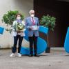 Mit der Goldenen Ehrenraute zeichnete die CSU beim Bezirksparteitag in Sömmersdorf den früheren Wirtschaftsminister Michael Glos aus. Im Bild (von links) der wiedergewählte Bezirksvorsitzende Gerhard Eck, Ilse und Michael Glos sowie CSU-Chef Markus Söder.
