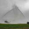 Abschied aus Niederstetten : Die Flugplatzfeuerwehr spritzt eine letzte Abschiedsfontäne. Abschied aus Niederstetten : Die Flugplatzfeuerwehr spritzt eine letzte Abschiedsfontäne.