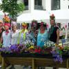 Die Models der großen Hüte-Schau auf dem Laufsteg des Seniorenzentrums Bergtheim beim diesjährigen Sommerfest.