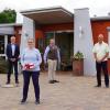 4500 Euro für die neue Heimkinoanlage im Seniorenzentrum. Das Foto zeigt die Sponsoren bei der offiziellen Übergabe von links: Ralf Bernhardt (Geschäftsführer FIS), Thomas Engert (Sparkasse Schweinfurt-Haßberge), Einrichtungsleiterin Monika Roth, Bürgermeister Christian Keller, Wolfgang Riethmann (Eigenheimer) und Andreas Scholl (Vorstand Eigenheimer).