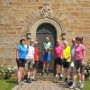Teilnehmer des neuen Kirchenprojekts aus Gerolzhofen an der Düttingsfelder Sankt-Wendelin-Kapelle.