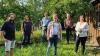 Sonniges grünes Gruppenfoto im interkulturellen Garten mit (von links) Nico Lommatzsch, Ayfer Rethschulte, Thomas Vizl, Mitglied Sven Wiechmann, Reginhard von Hirschhausen und der prominenten Besucherin Ekin Deligöz.