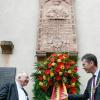 Einen Kranz legten Oberbürgermeister Christian Schuchart (rechts) und Weihbischof Ulrich Boom nieder am Grabmal von Tilman Riemenschneider an der Nordseite des Domes. Der Todestag des Bildschnitzers jährt sich zum 490. Mal.