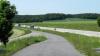 Das Foto zeigt die A 71 bei Strahlungen mit dem linksseitigen (östlichen) Autobahnbegleitweg, Richtung Schweinfurt. Dort soll die 45 Meter breite Trasse für die Erdkabel der SuedLink-Trasse verlaufen.