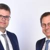 Vorstandschef Frank Hefner von der VR-Bank Schweinfurt und der im Frühjahr neu berufene Vorstand Markus Feser (links).