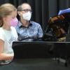 Zu den vielversprechenden Darbietungen der jüngsten Pianisten beim Tastenspielabend in der Aula des Karlstadter Gymnasiums zählte der Auftritt von Johanna Bernd (6. Klasse), die hier von Musiklehrer und Organisator Philipp Kobel betreut wird.