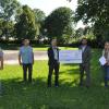 Symbolischer Startschuss für die Neugestaltung des Mehrgenerationenparks mit Festplatz in Eßleben (von links): die örtlichen Gemeinderäte Peter Kamm und Klaus Balling, Johannes Krüger vom ALE, Bürgermeister Sebastian Hauck und die Planerin Susanne Siebenlist.