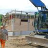 Hier wird fleißig angepackt: Das neue Pumpwerk im Bereich "Hirtenwiese" in Königshofen macht gute Fortschritte und leistet einen weiteren wichtigen Beitrag zur Wasserversorgung der angeschlossenen Stadtteile.