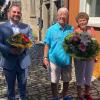 Bürgermeister Matthias Bielek (links) überreichte Blumen an das Jubelpaar Richard und Maria Ficker.