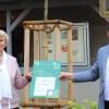 Der örtliche katholische Frauenbund hat der Gemeinde Wollbach im Zusammenhang mit der Dorferneuerung und als Hinweis auf die Bedeutung des Klimaschutzes einen Amberbaum geschenkt. Gerlinde Finsterle, die Vorsitzende des örtlichen katholischen Frauenbundes, überreichte ihn symbolisch an Bürgermeister Thomas Bruckmüller.
