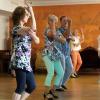 Solotanz-Feeling bei Pelzer mit Tanzlehrerin Luise Räth (rechts). Das Angebot spricht Menschen an, die gerne tanzen, aber dafür nicht den richtigen Partner haben.