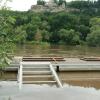 Hohe Wasserstände im Juli: Der Zugang zum Steg am Karlstadter Maintor ist überflutet.